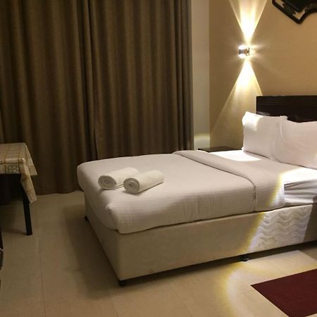 Taj Naif Hotel Дубай Экстерьер фото